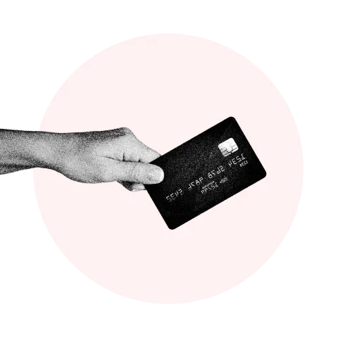 mão segurando um cartão de cŕedito, ao fundo um circulo rosa claro