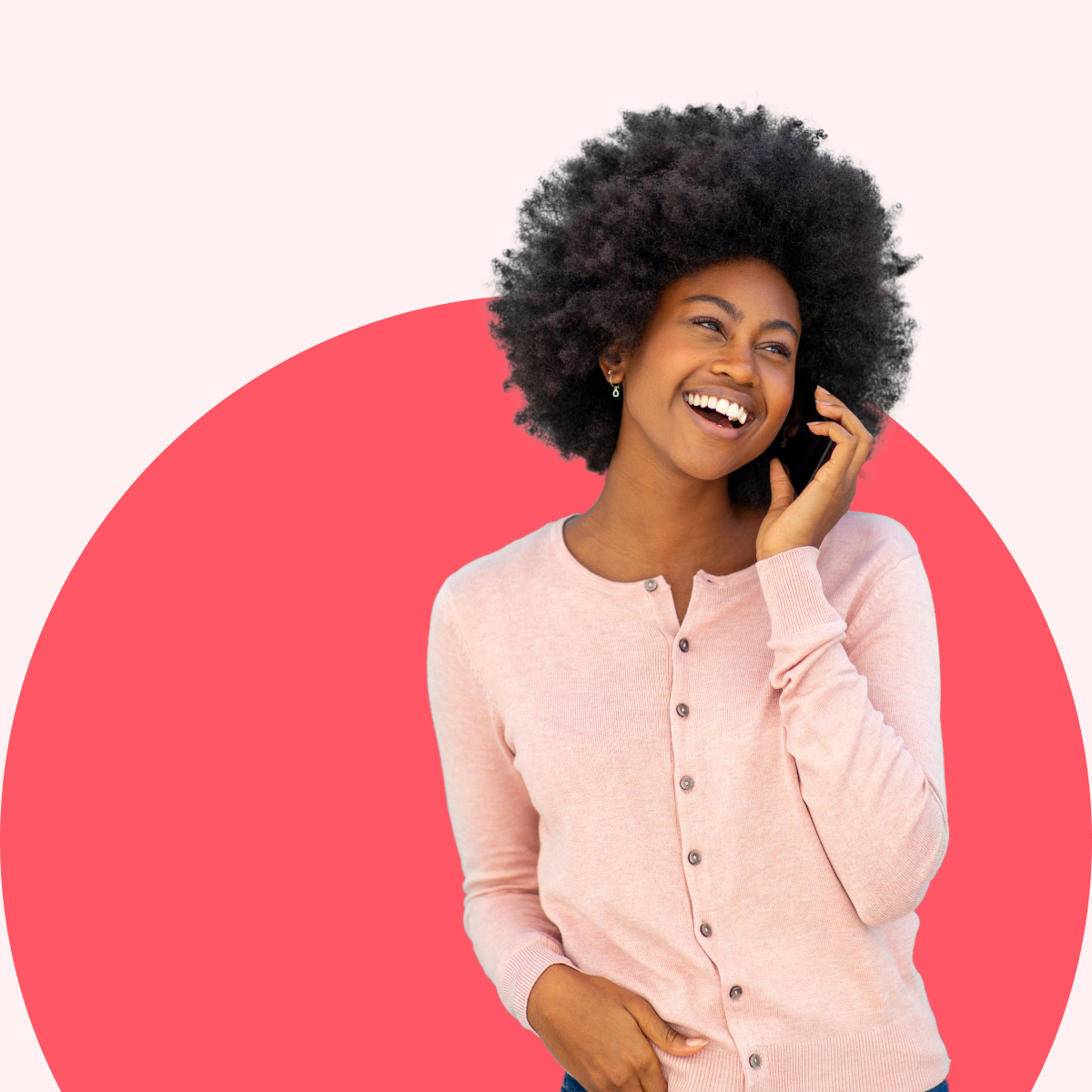 Mulher sorrindo falando ao celular com fundo em círculo rosa escuro